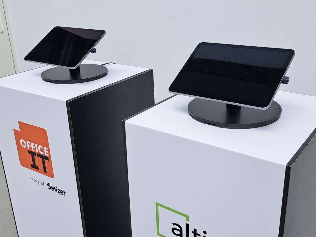 Twee zuilen voor bezoekersregistratie, voorzien van Apple iPads